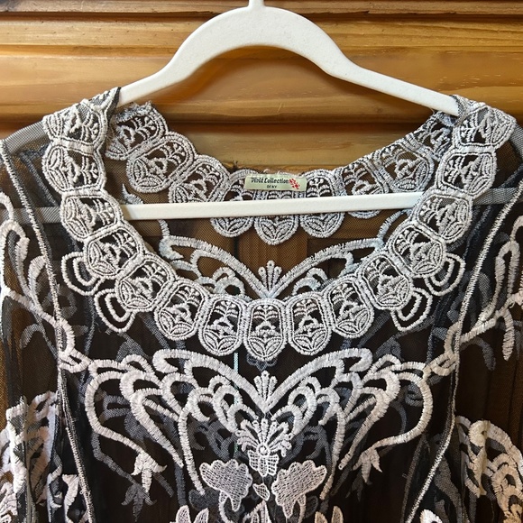 Vivid Collection Top Sheer Crochet/Embroidery Black and White Women's Size Large - Picture 2 of 6